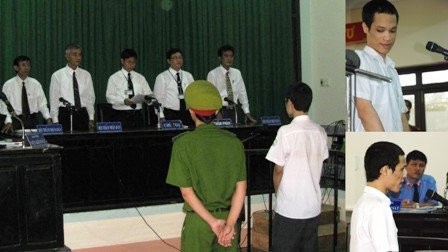 Nhiều phiên tòa xét xử sau đó, Lê Bá Mai lúc thừa nhận tội, lúc khai báo bị điều tra viên đánh đập, ép cung, bắt học thuộc lòng các câu trả lời soạn sẵn.